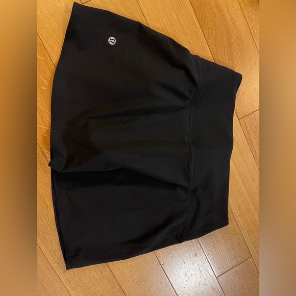 Lululemon tennis skirt size 2 - Picture 3 of 3
